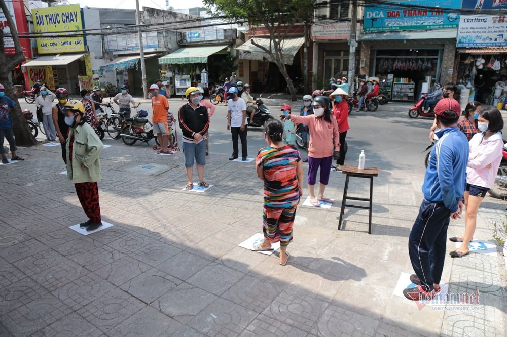 Người Sài Gòn đến góp sức ‘ATM gạo' miễn phí của người nghèo - Ảnh 2. Người Sài Gòn đến góp sức ‘ATM gạo' miễn phí của người nghèo - Ảnh 2.