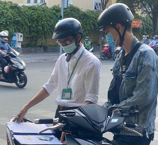 Ra đường không mang khẩu trang, gần 2.500 trường hợp ở TP HCM bị phạt - Ảnh 1. Ra đường không mang khẩu trang, gần 2.500 trường hợp ở TP HCM bị phạt - Ảnh 1.