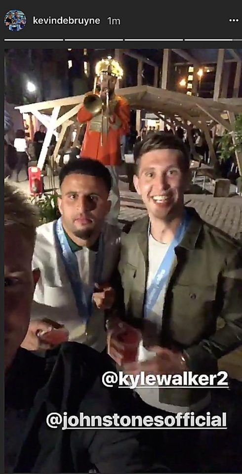 dan sao man city quay tung bung sau khi nang cup vo dich nha
