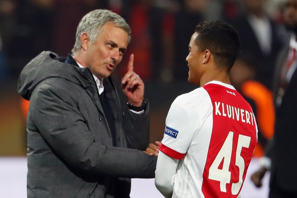 noi bo ajax dai loan man utd nhu mo co trong bung