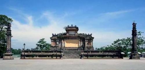 nhieu nguoi dan hue ban khoan viec trung tu bia quoc hoc