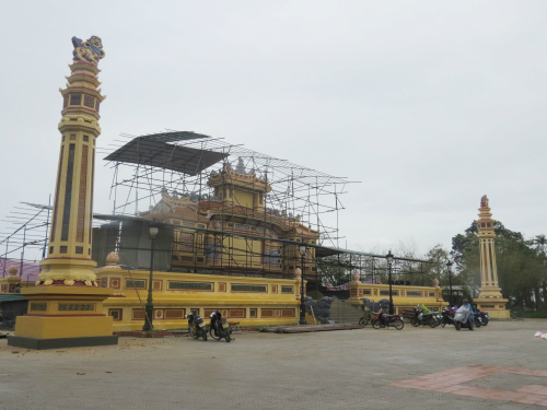nhieu nguoi dan hue ban khoan viec trung tu bia quoc hoc