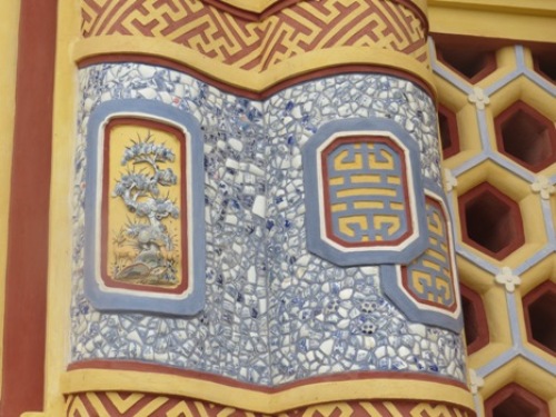 nhieu nguoi dan hue ban khoan viec trung tu bia quoc hoc
