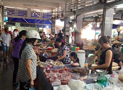 gia lon hoi giam manh nguoi tieu dung van phai mua thit gia cao