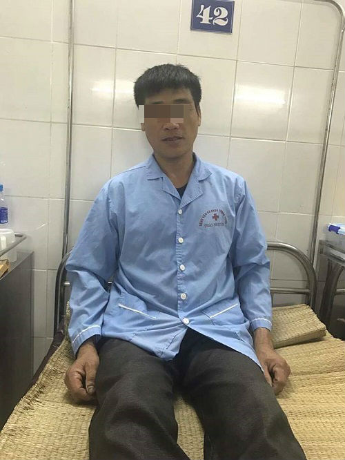nguoi dan ong bi dia chui vao mui sau khi an rau song