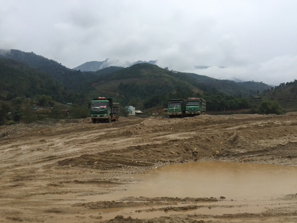 lao cai cong ty ngoc ha xay dung cong truong khong phep pha nat dong song chay