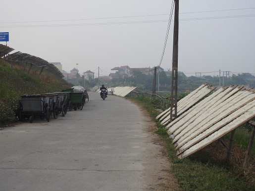 kinh hai canh mien dong phoi canh bai rac ve duong