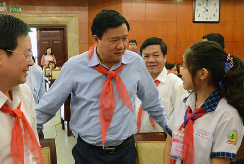 hoc sinh noi voi ong dinh la thang ve noi lo bi xam hai