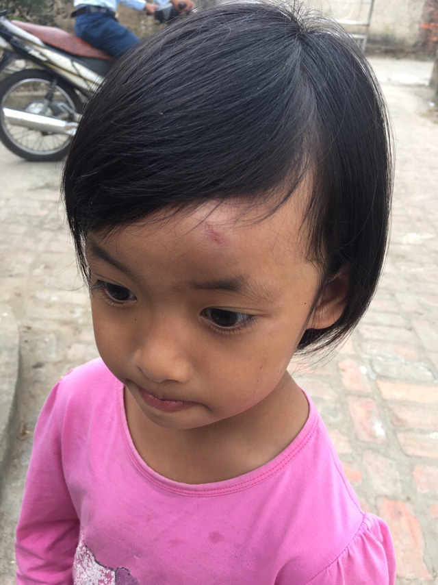 phu huynh to giao vien nem dep vao mat hoc sinh vi noi chuyen rieng