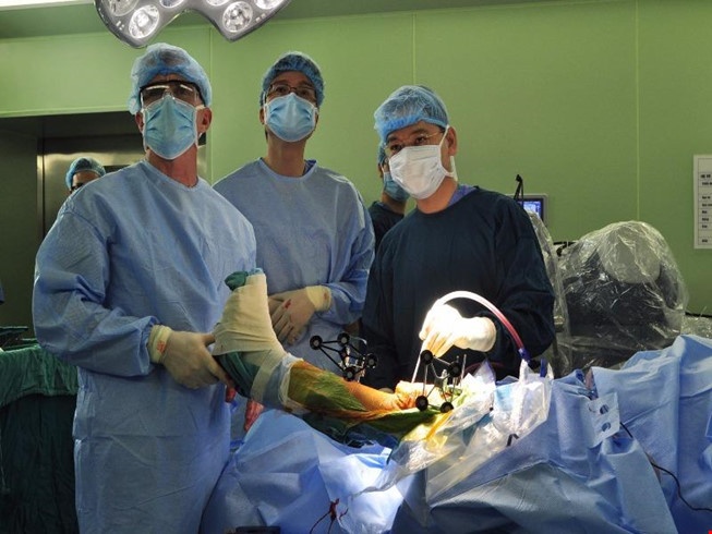 viet nam lan dau dung robot phau thuat khop goi than kinh