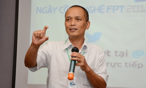 tien si nguyen thanh nam giao vien dung lop nhu ca si hat tren san khau