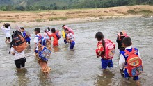Quảng Trị: Rơi nước mắt nhìn học sinh tím tái lội sông đến trường