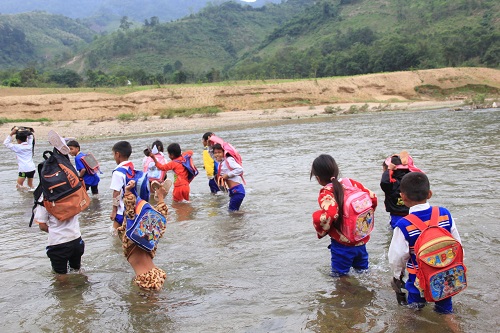 quang tri roi nuoc mat nhin hoc sinh tim tai loi song den truong