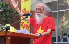 PGS Văn Như Cương bật khóc trên giường bệnh khi nghe 3000 học sinh hát