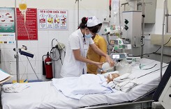Bé 17 tháng ngã cắm đầu vào xô nước, bác sĩ tiếc vì cha mẹ không biết sơ cứu