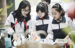 Học sinh gửi điều ước vào 19.000 hạc giấy mong thầy Văn Như Cương nhanh khỏi bệnh