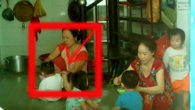 bao mau danh dap tre da man trong luc cho an
