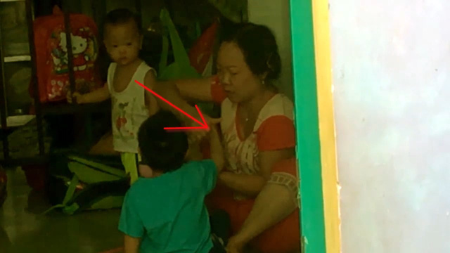 bao mau danh dap tre da man trong luc cho an