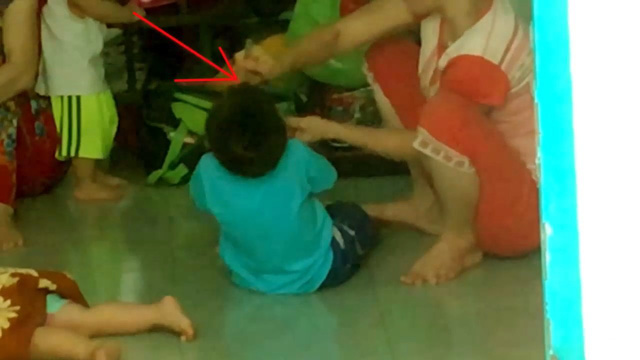 bao mau danh dap tre da man trong luc cho an