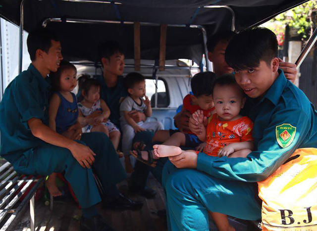 bao mau danh dap tre da man trong luc cho an