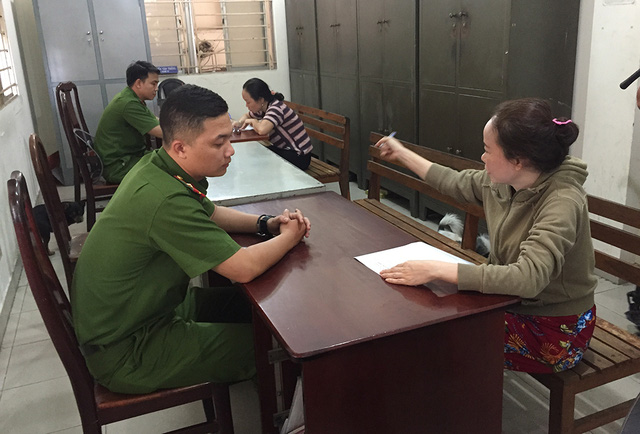 bao mau danh dap tre da man trong luc cho an
