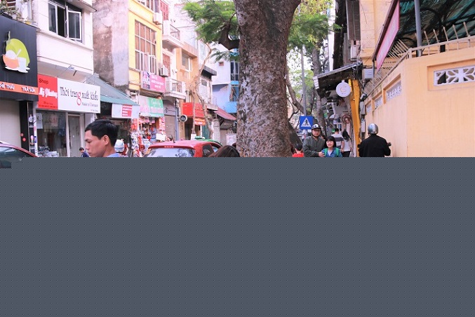 hieu truong ra tan cong don hoc sinh vao truong