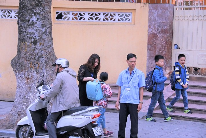 hieu truong ra tan cong don hoc sinh vao truong