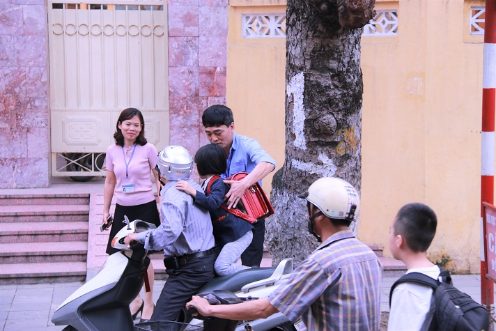 hieu truong ra tan cong don hoc sinh vao truong