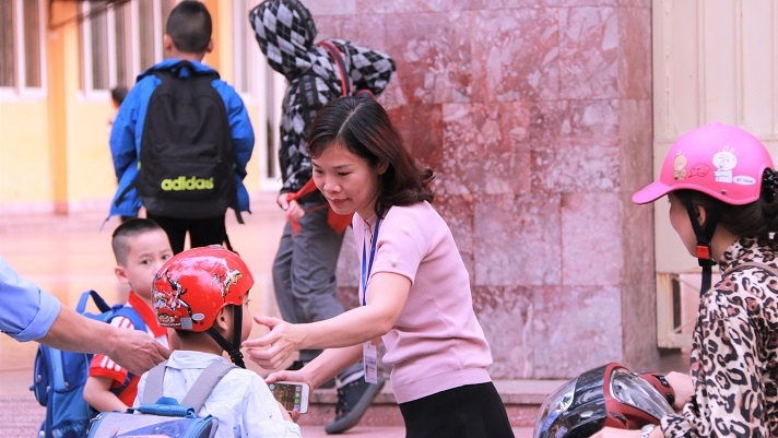 hieu truong ra tan cong don hoc sinh vao truong