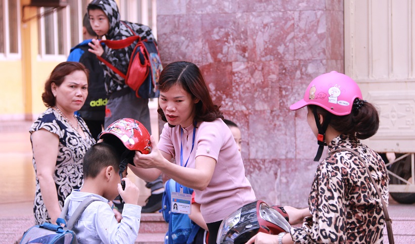 hieu truong ra tan cong don hoc sinh vao truong