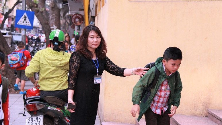 hieu truong ra tan cong don hoc sinh vao truong