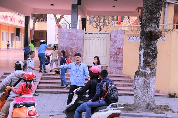 hieu truong ra tan cong don hoc sinh vao truong