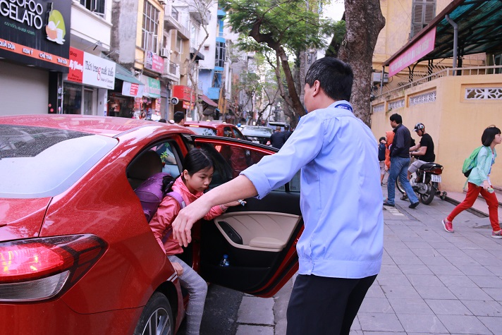 hieu truong ra tan cong don hoc sinh vao truong