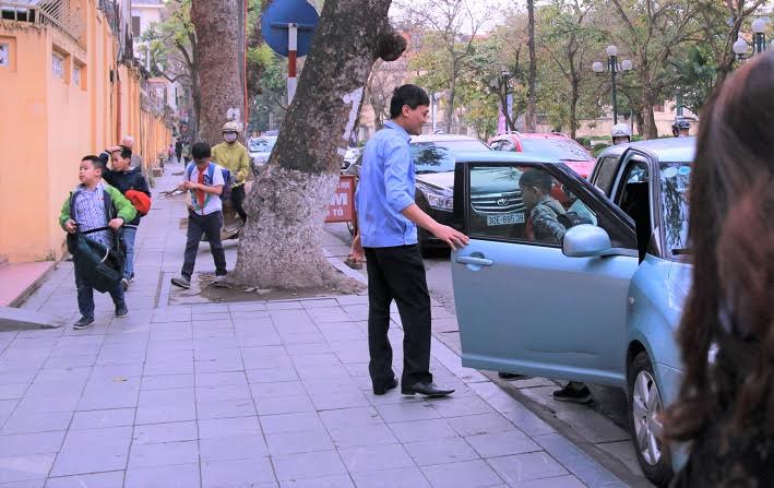 Hiệu trưởng ra tận cổng đón học sinh vào trường hieu truong ra tan cong don hoc sinh vao truong