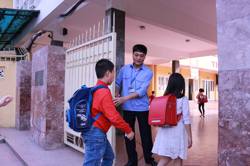 hieu truong ra tan cong don hoc sinh vao truong