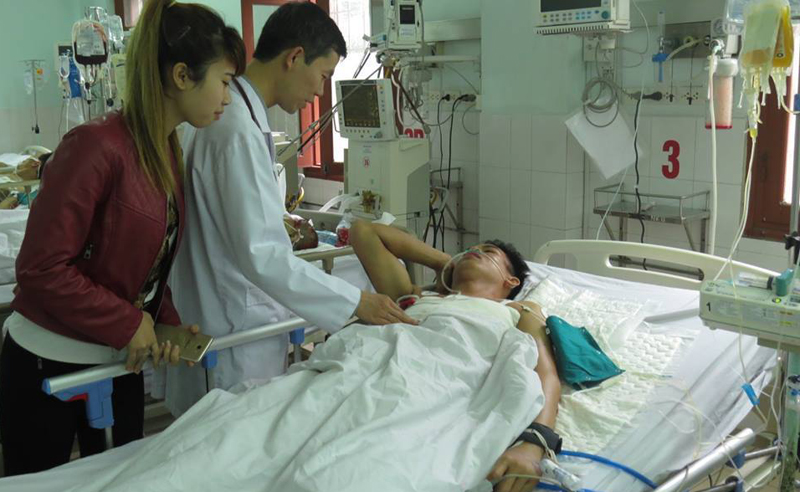 nam thanh nien bi dam thau tim dut xuong suon duoc cuu song
