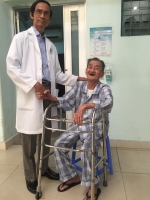 dung xi mang khang sinh chua lanh khop hang nhiem trung sau 14 lan mo