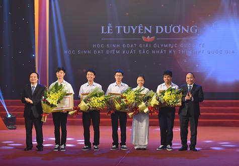 thu tuong to quoc can nhung tam huy chuong va hon the