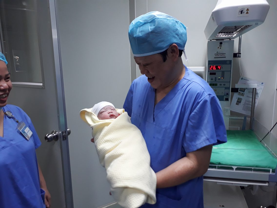 thai nguyen em be dau tien ra doi bang phuong phap thu tinh ong nghiem ivf