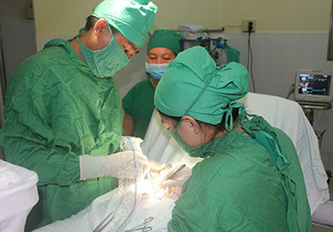phat hien benh nhan nam co buong trung va tu cung