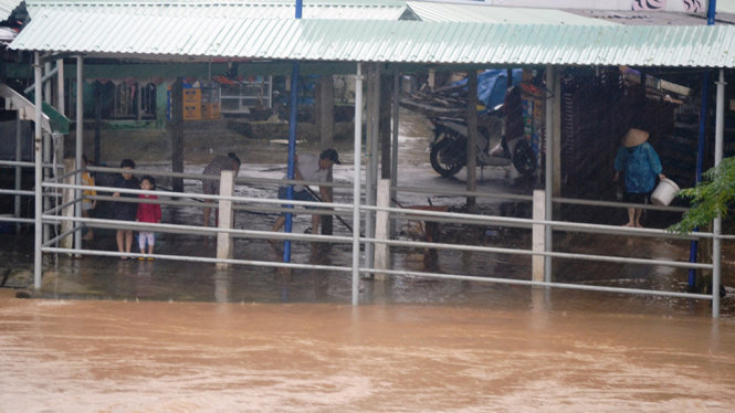 mien trung nuoc dang cao bat ngo dan hoi ha chay lu trong dem