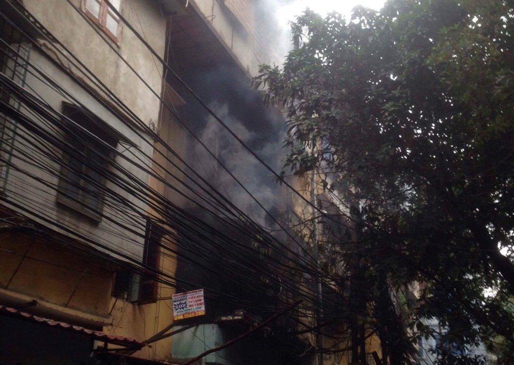ha noi giai cuu thanh cong cu gia 79 tuoi mac ket trong dam chay
