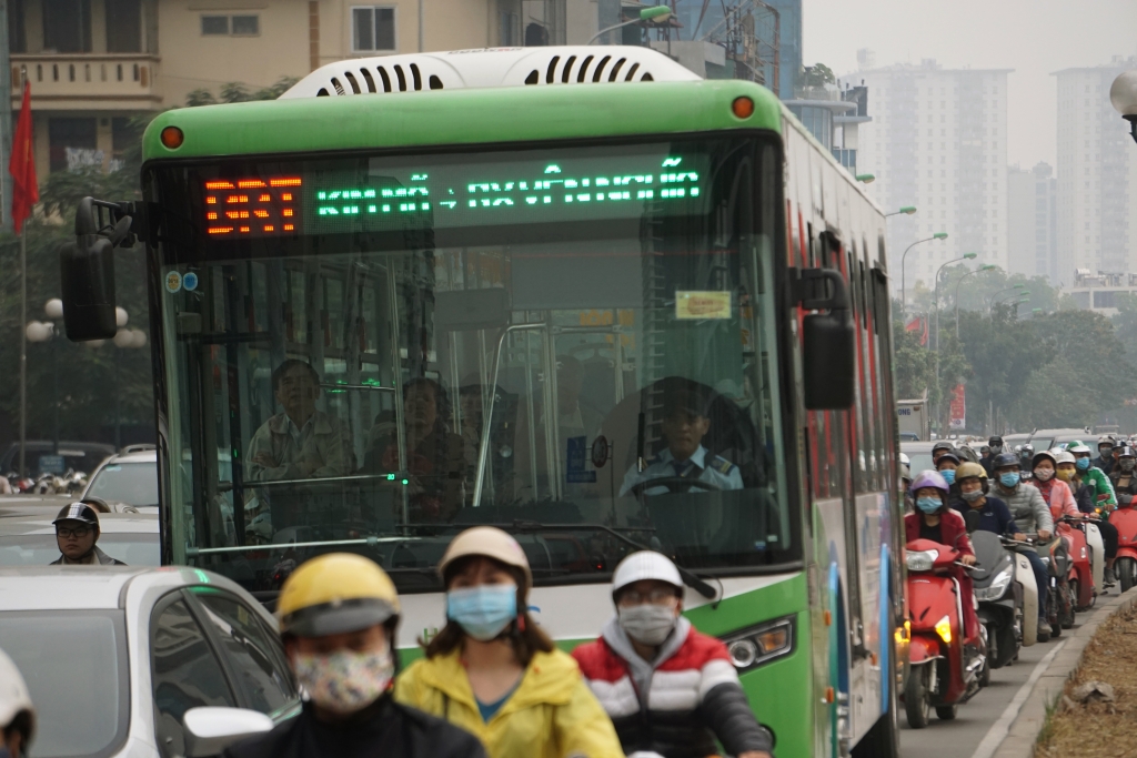 den nguoi ha noi cung phai kho tin nhung hinh anh tren tuyen buyt nhanh brt