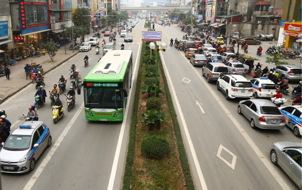 den nguoi ha noi cung phai kho tin nhung hinh anh tren tuyen buyt nhanh brt