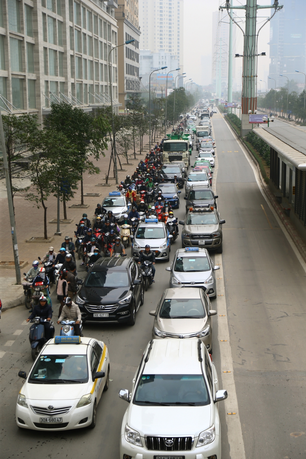den nguoi ha noi cung phai kho tin nhung hinh anh tren tuyen buyt nhanh brt
