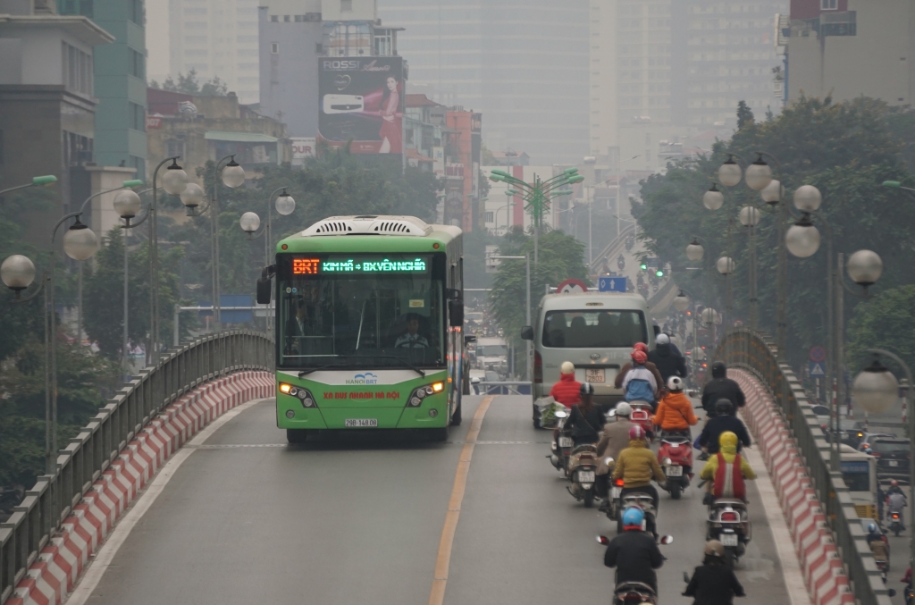 den nguoi ha noi cung phai kho tin nhung hinh anh tren tuyen buyt nhanh brt