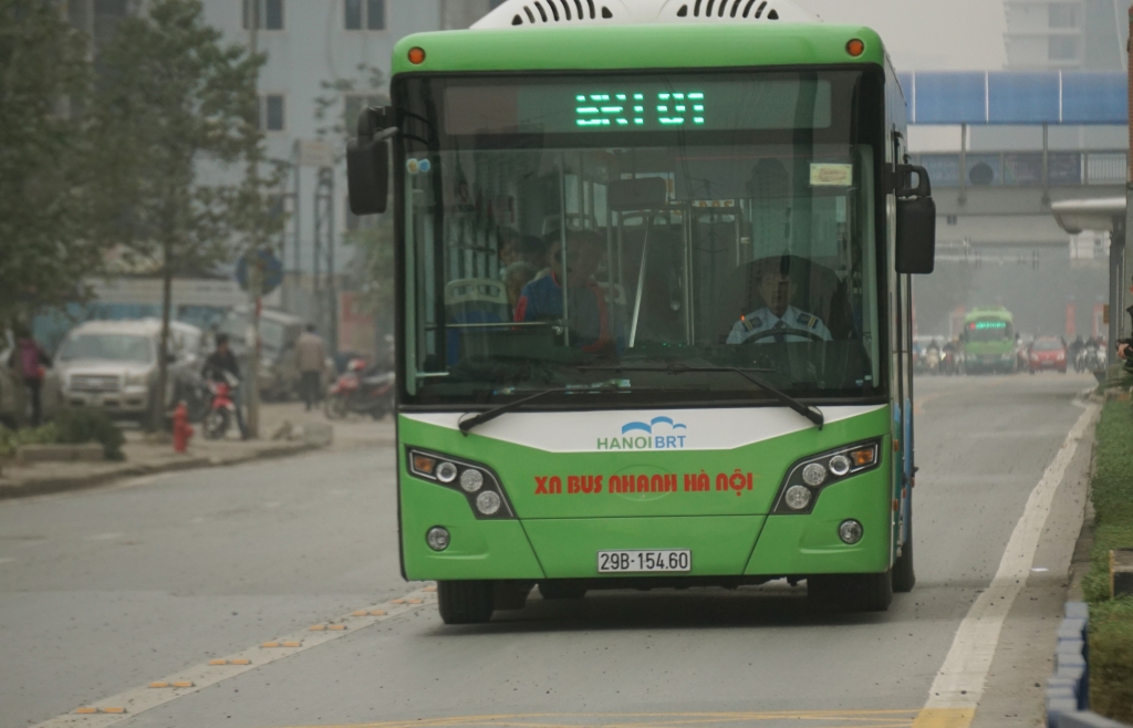 den nguoi ha noi cung phai kho tin nhung hinh anh tren tuyen buyt nhanh brt