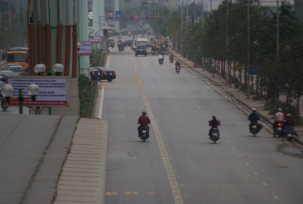 den nguoi ha noi cung phai kho tin nhung hinh anh tren tuyen buyt nhanh brt