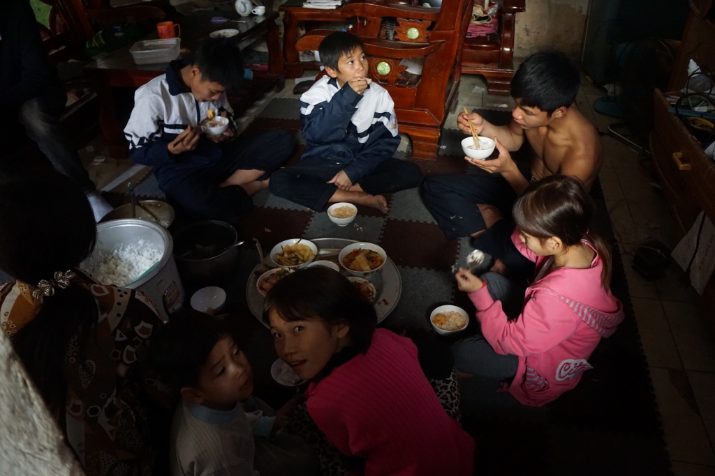 Hạnh phúc ngọt ngào trong căn nhà nhỏ của người mẹ nuôi 14 con giữa thủ đô hanh phuc ngot ngao trong can nha nho cua nguoi me nuoi 14 con giua thu do