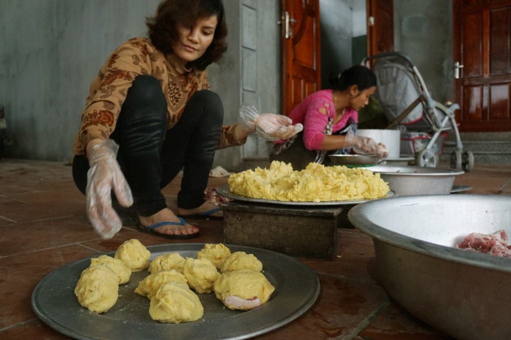 den tham ngoi lang ma moi nha deu goi ca van chiec banh chung dip tet